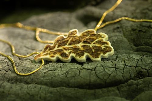 Náhrdelník dub.list  35mm s řetízkem ve zlaté barvě/Necklace oak leaf+golden colour chain