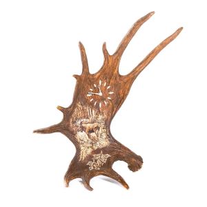 Clock in moose antler with engraved moose motive - vertical 2,4 kg